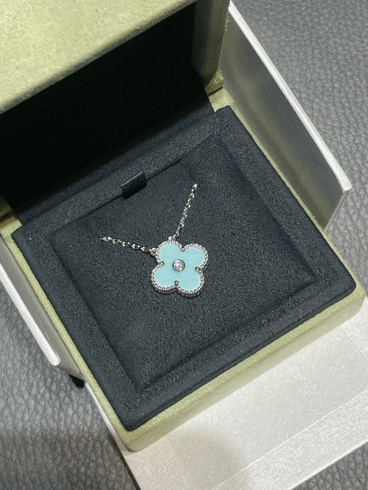 ¡®Aura Jewels¡¯CLOVER 1 DIAMOND LIGHT BLUE SILVER NECKLACE