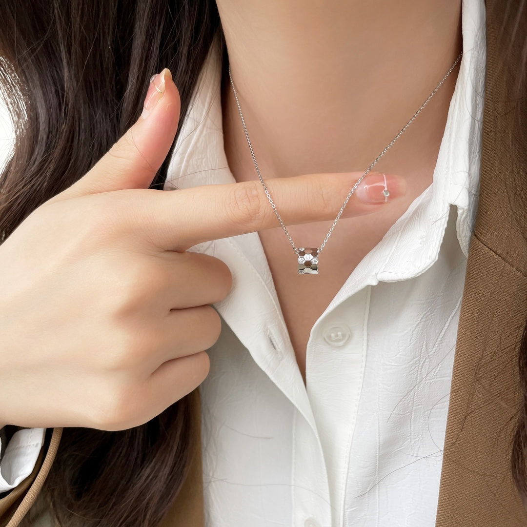 ¡®Aura Jewels¡¯BEE MINI PEDANT DIAMOND NECKLACE