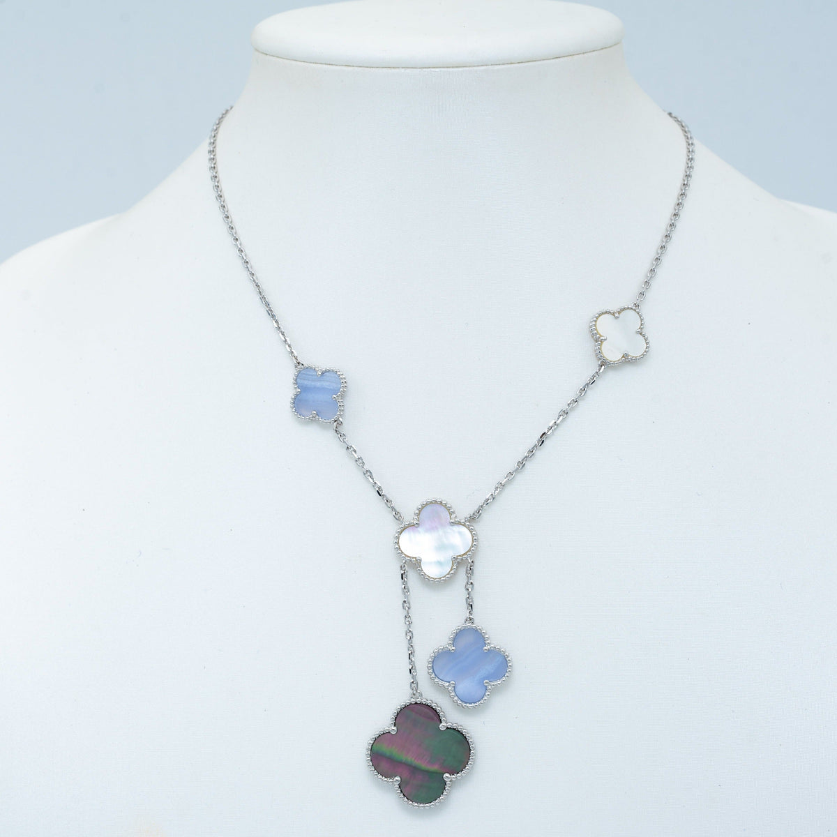 ¡®Aura Jewels¡¯CLOVER MOP CHALCEDONY NECKLACE SILVER 6 MOTIF