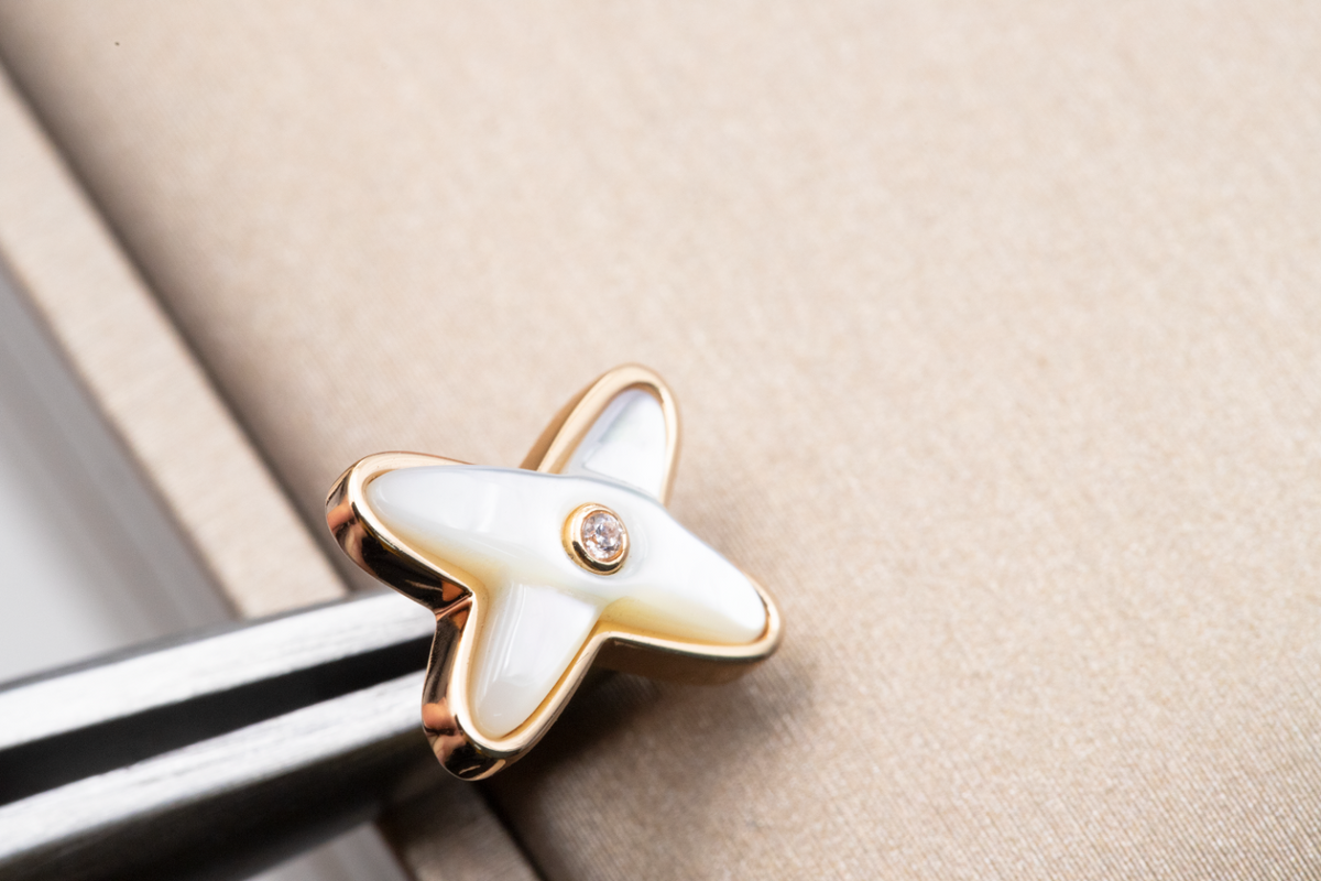 ¡®Aura Jewels¡¯JEUX DE WHITE MOP PINK GOLD DIAMOND EARRINGS