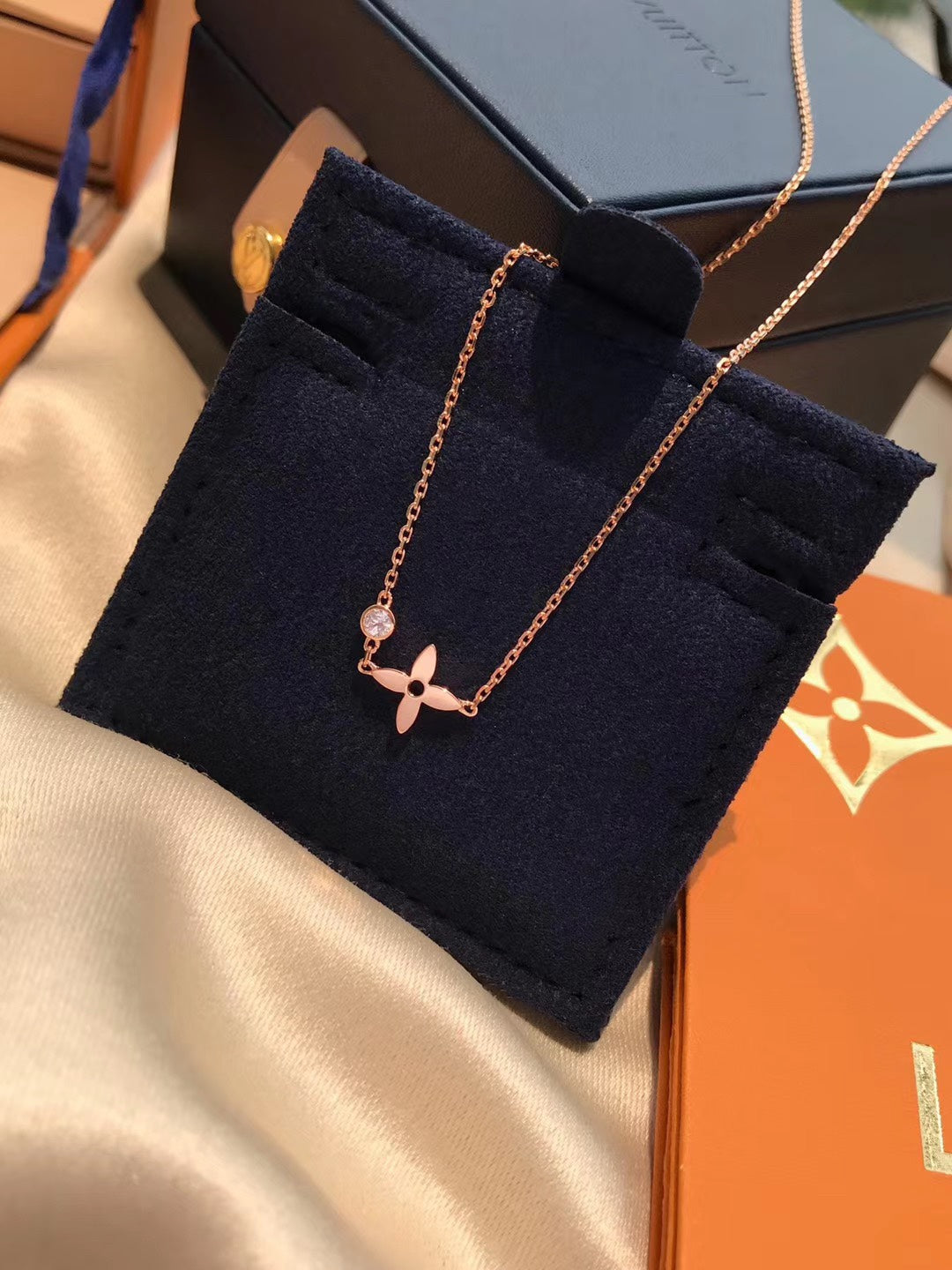 ¡®Aura Jewels¡¯BLOSSOM PENDANT PINK GOLD AND DIAMOND