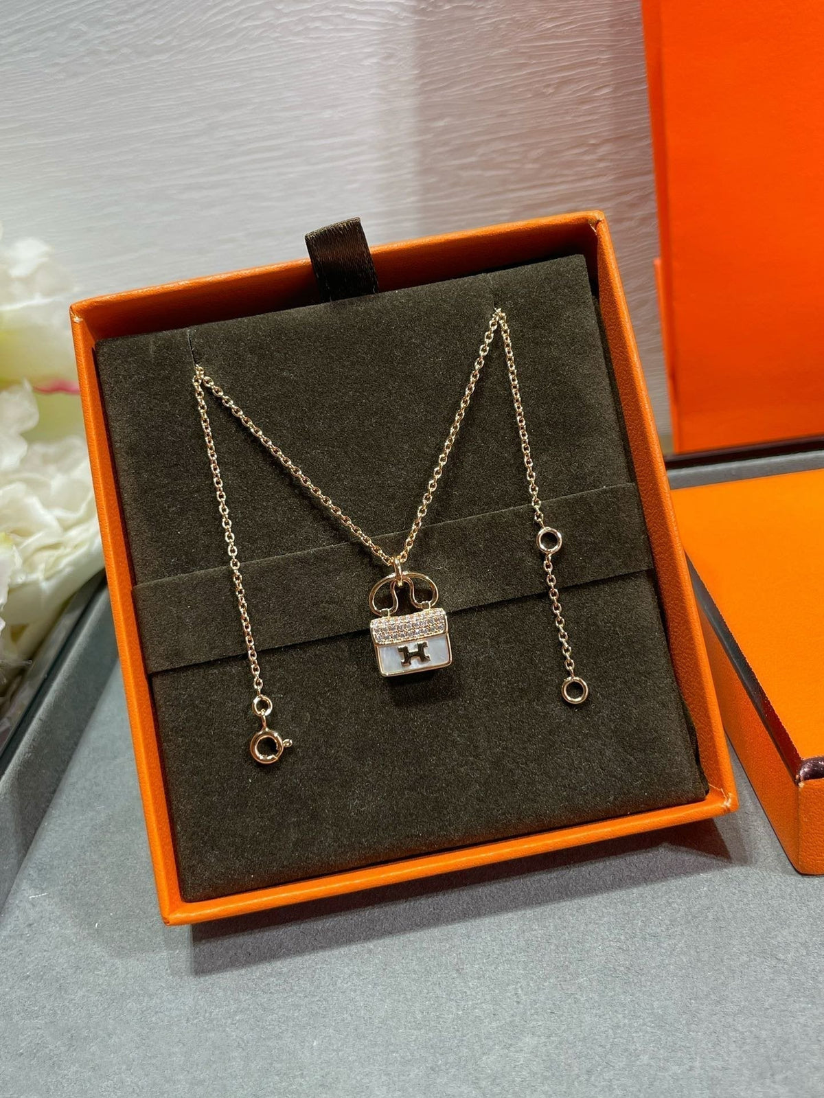 ¡®Aura Jewels¡¯H CIRCE MOISSANITE PENDANT NECKLACE GOLD