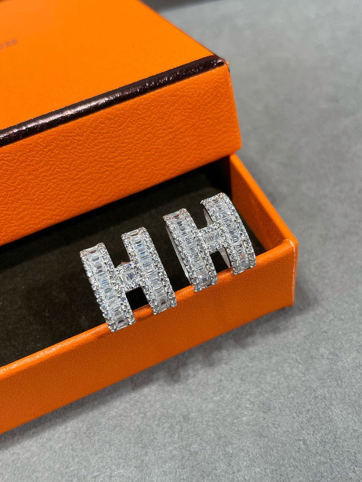 ¡®Aura Jewels¡¯H STUD EARRINGS WITH SILVER DIAMONDS