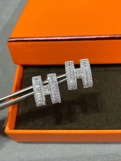 ¡®Aura Jewels¡¯H STUD EARRINGS WITH SILVER DIAMONDS
