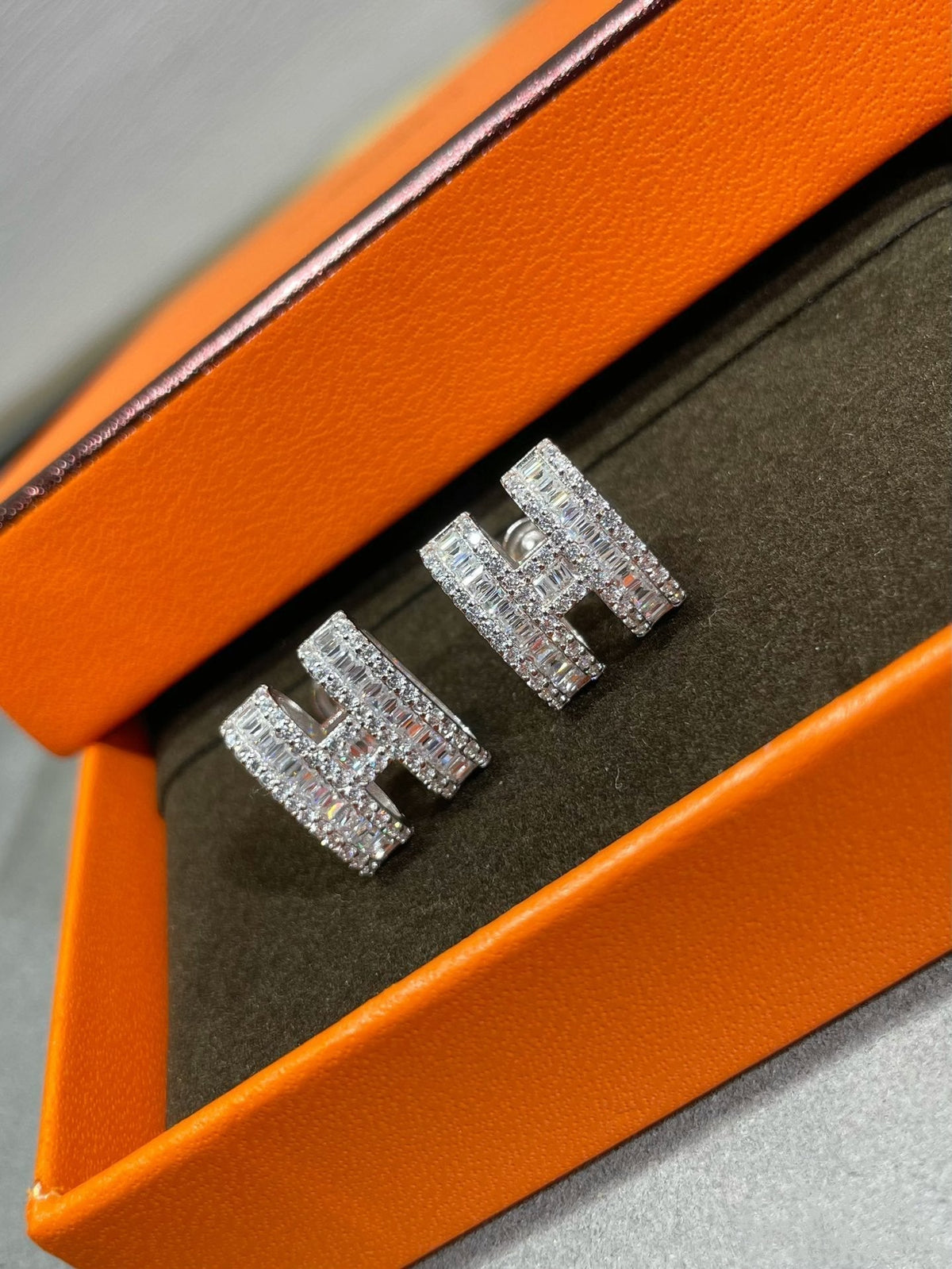 ¡®Aura Jewels¡¯H STUD EARRINGS WITH SILVER DIAMONDS