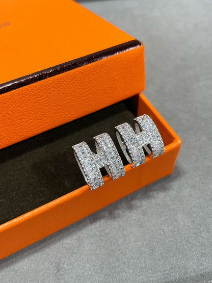 ¡®Aura Jewels¡¯H STUD EARRINGS WITH SILVER DIAMONDS