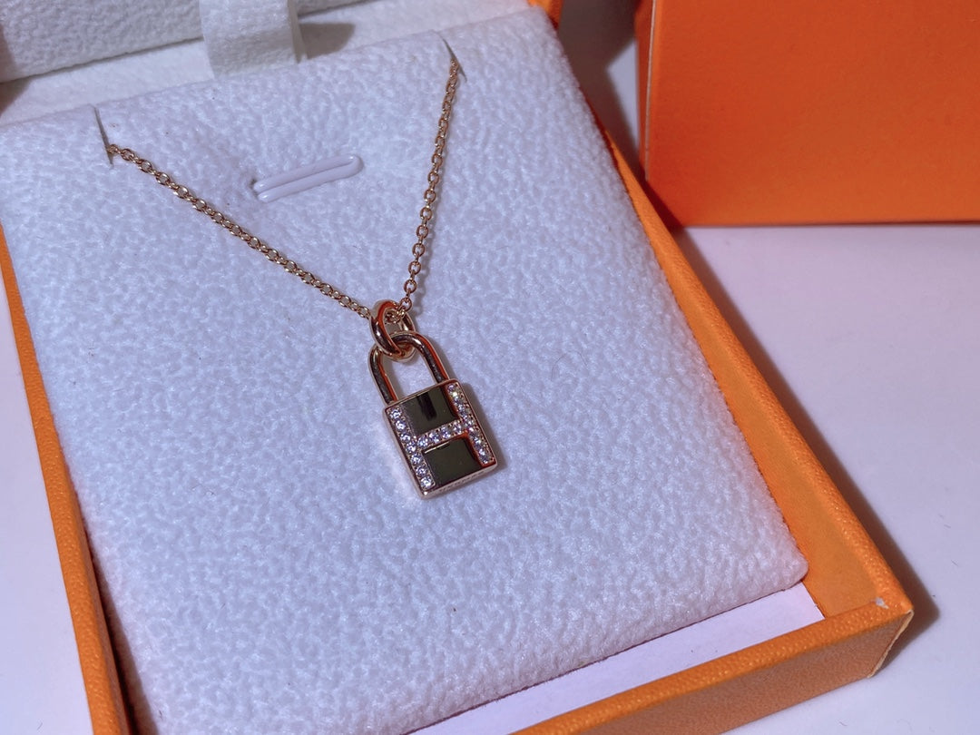 ¡®Aura Jewels¡¯HM ADVANCED NICHE LOCK HEAD NECKLACE DIAMONDS