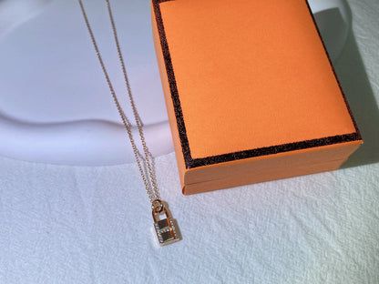 ¡®Aura Jewels¡¯HM ADVANCED NICHE LOCK HEAD NECKLACE DIAMONDS