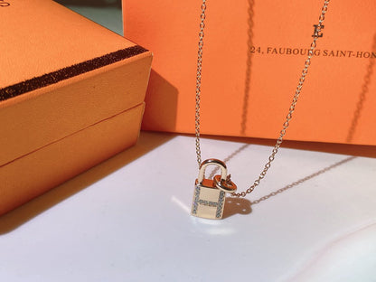 ¡®Aura Jewels¡¯HM ADVANCED NICHE LOCK HEAD NECKLACE DIAMONDS