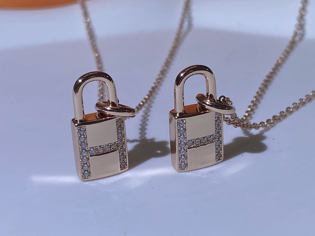 ¡®Aura Jewels¡¯HM ADVANCED NICHE LOCK HEAD NECKLACE DIAMONDS