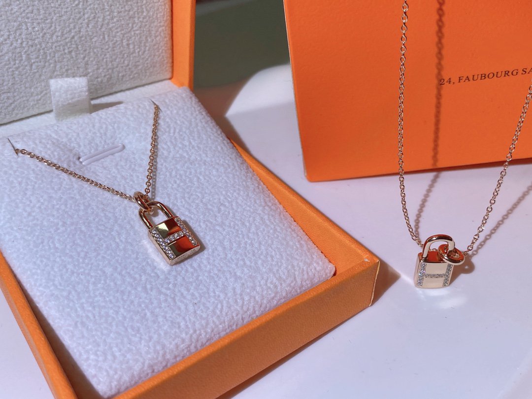 ¡®Aura Jewels¡¯HM ADVANCED NICHE LOCK HEAD NECKLACE DIAMONDS