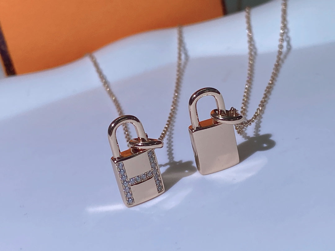 ¡®Aura Jewels¡¯HM ADVANCED NICHE LOCK HEAD NECKLACE DIAMONDS
