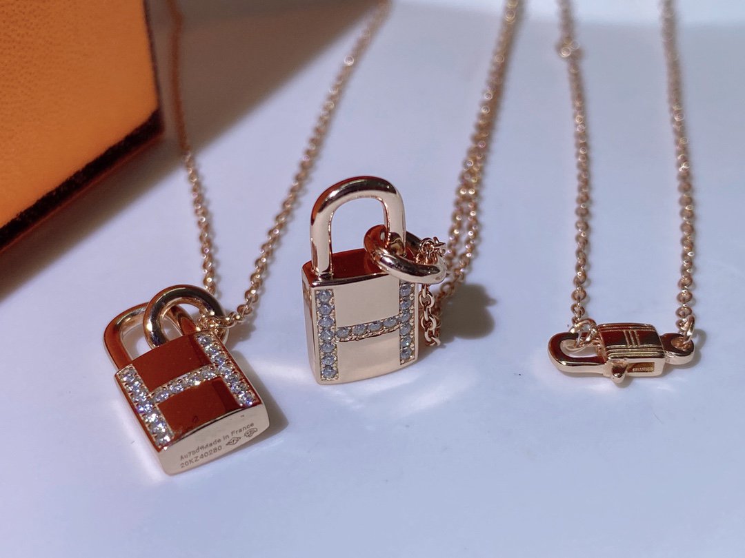 ¡®Aura Jewels¡¯HM ADVANCED NICHE LOCK HEAD NECKLACE DIAMONDS