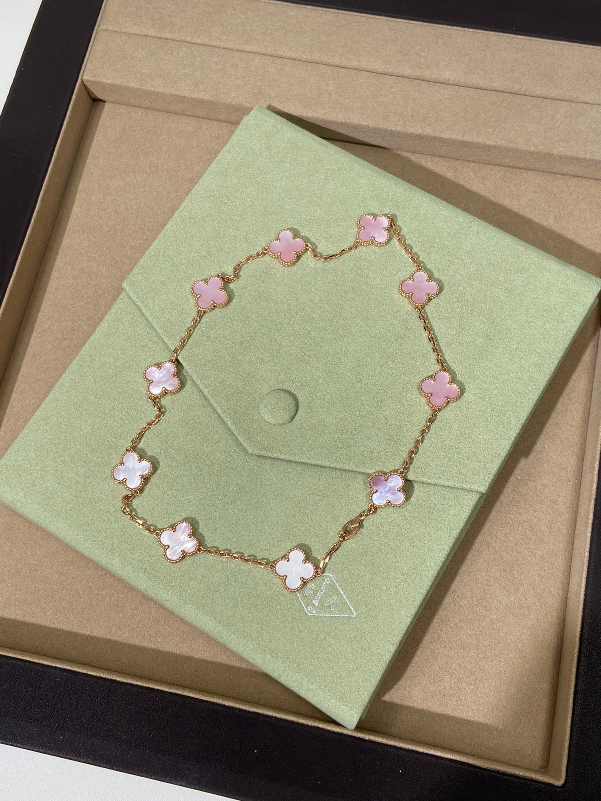 [Aura Jewels] Pink Necklace with Ten Clover Designs