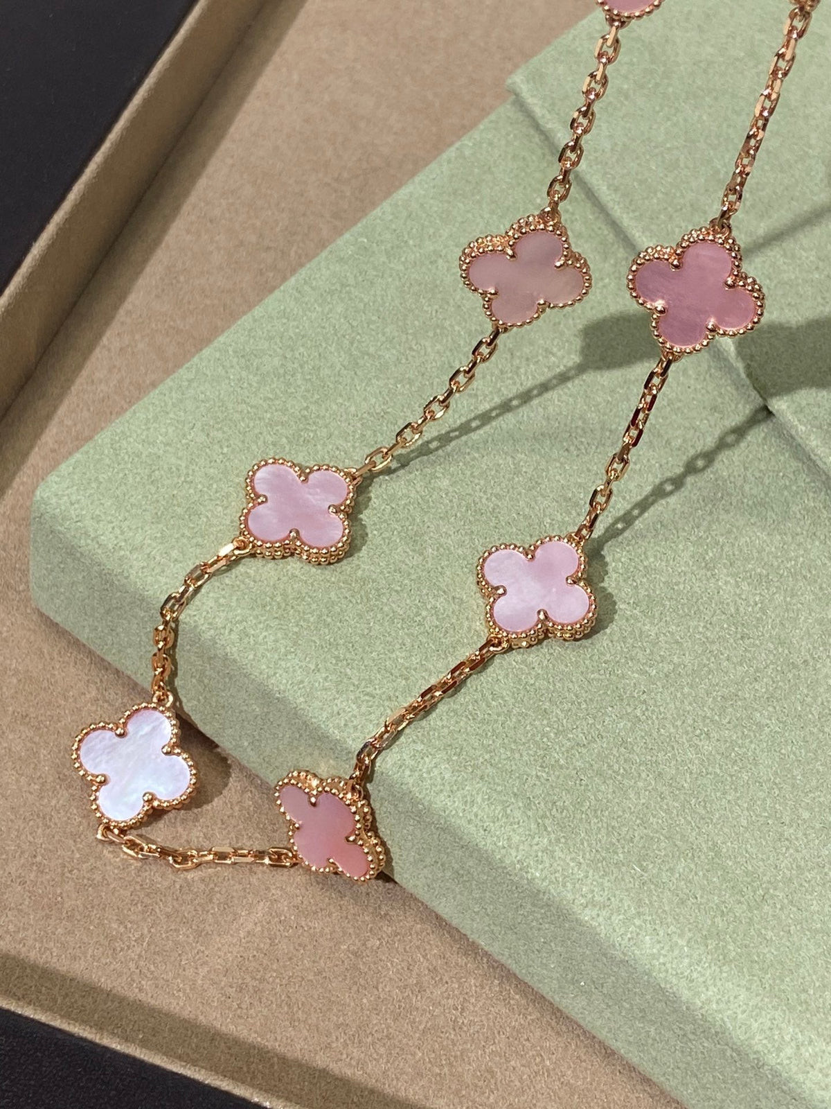 [Aura Jewels] Pink Necklace with Ten Clover Designs