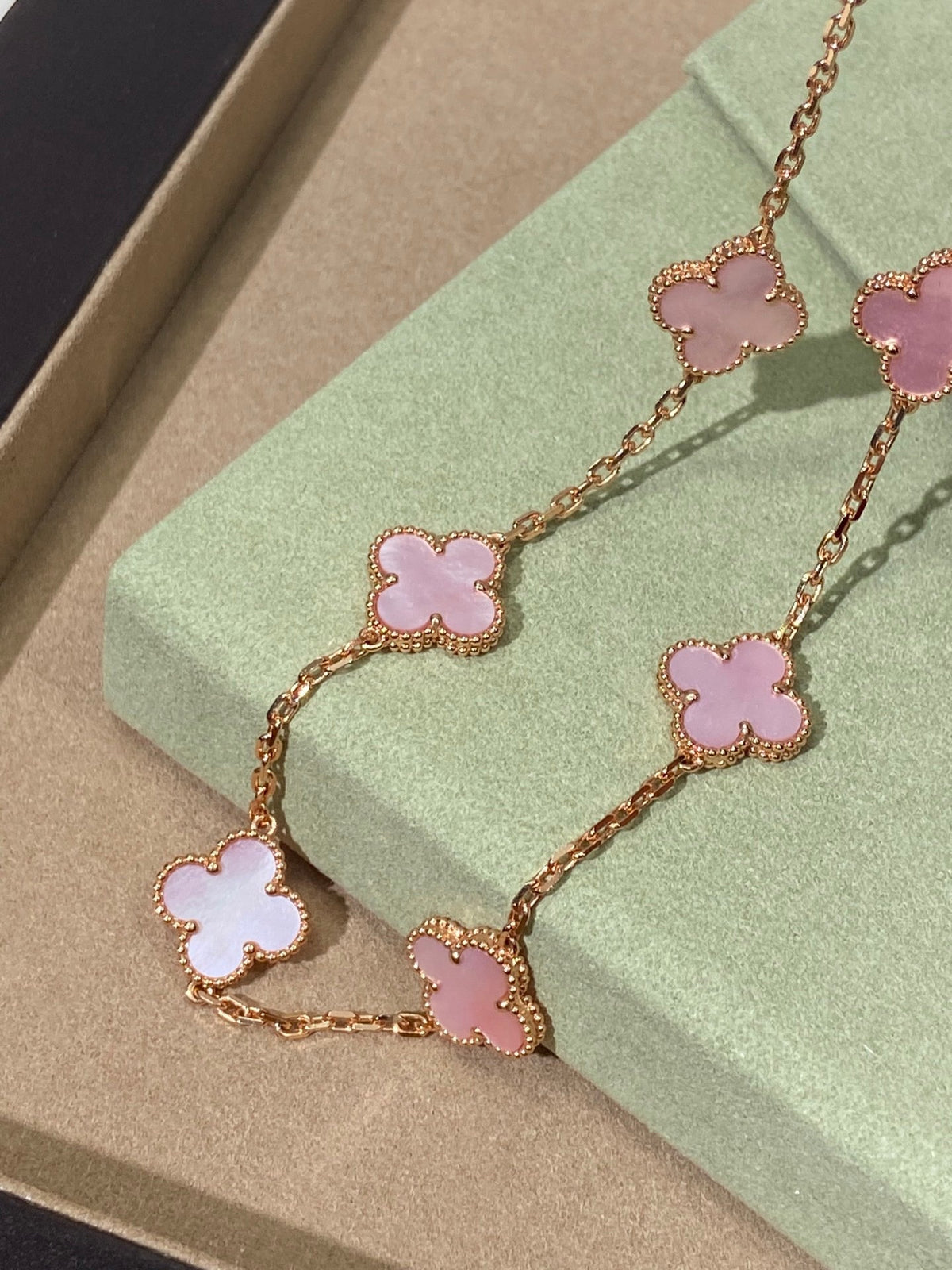 [Aura Jewels] Pink Necklace with Ten Clover Designs