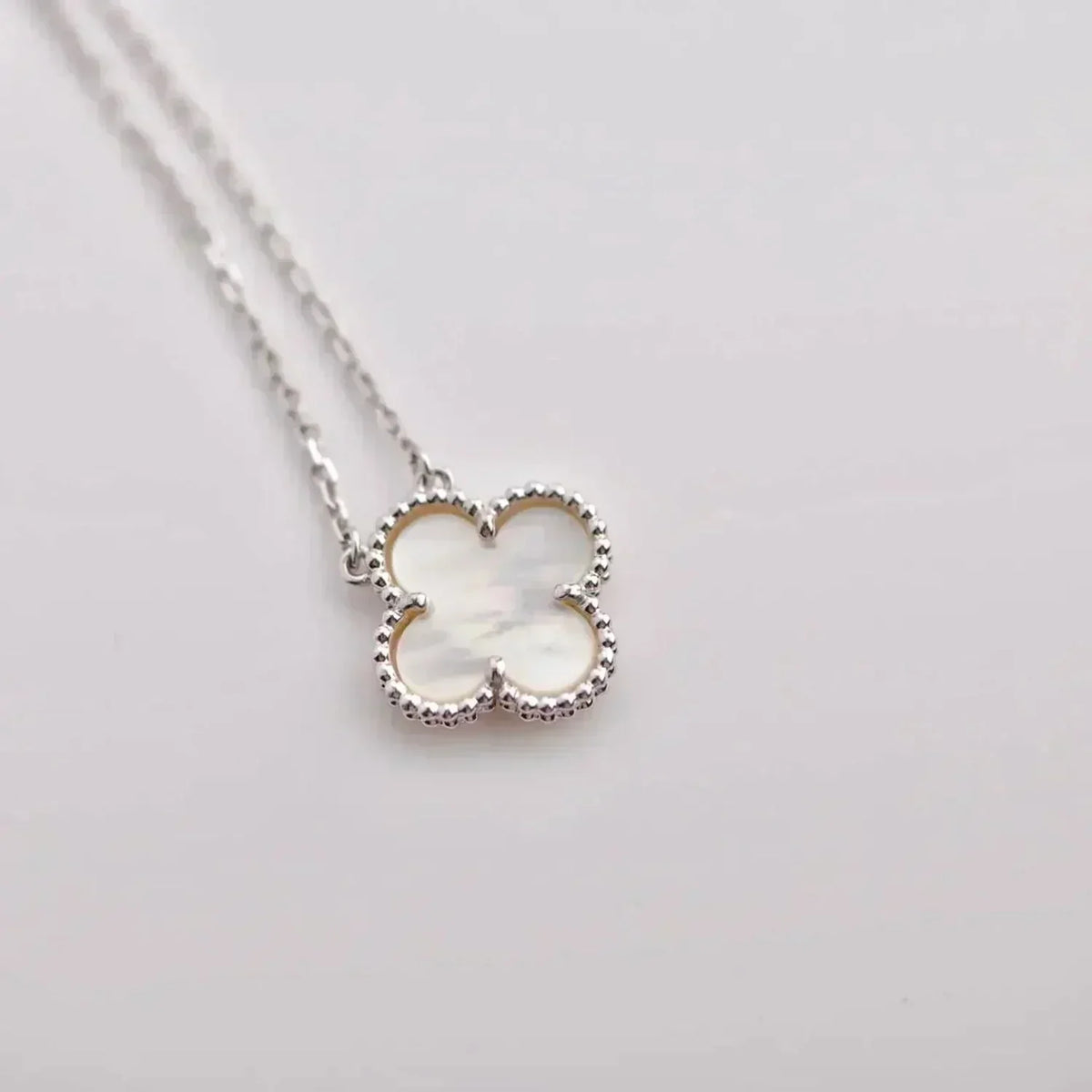 ¡®Aura Jewels¡¯CLOVER  15MM WHITE MOTHER-OF-PEARL SILVER