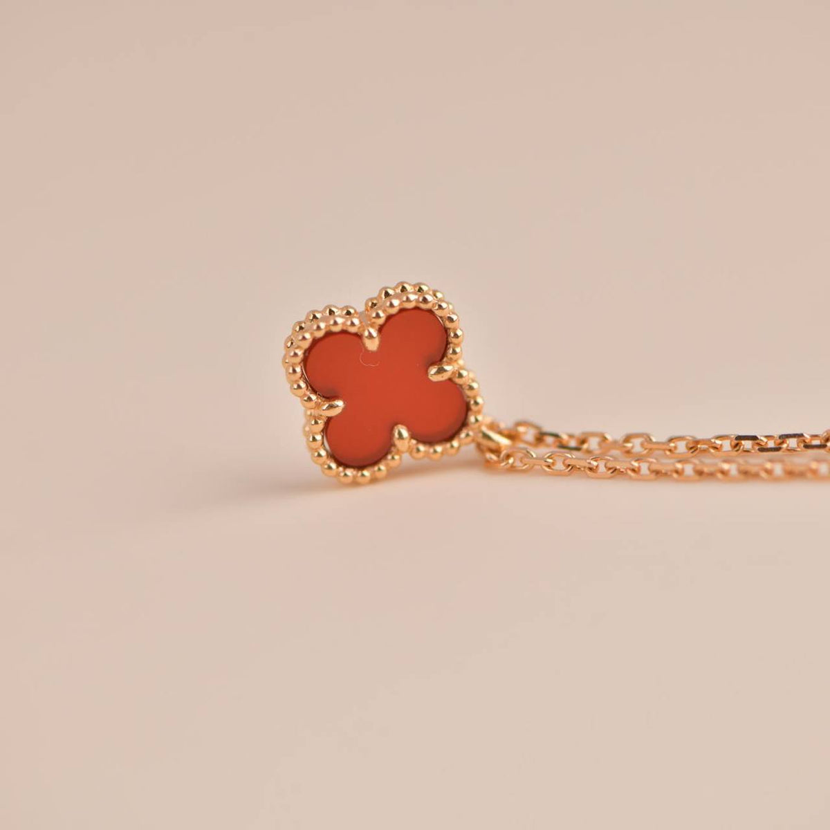 ¡®Aura Jewels¡¯CLOVER MINI 9.5MM WHITE CARNELIANS NECKLACE