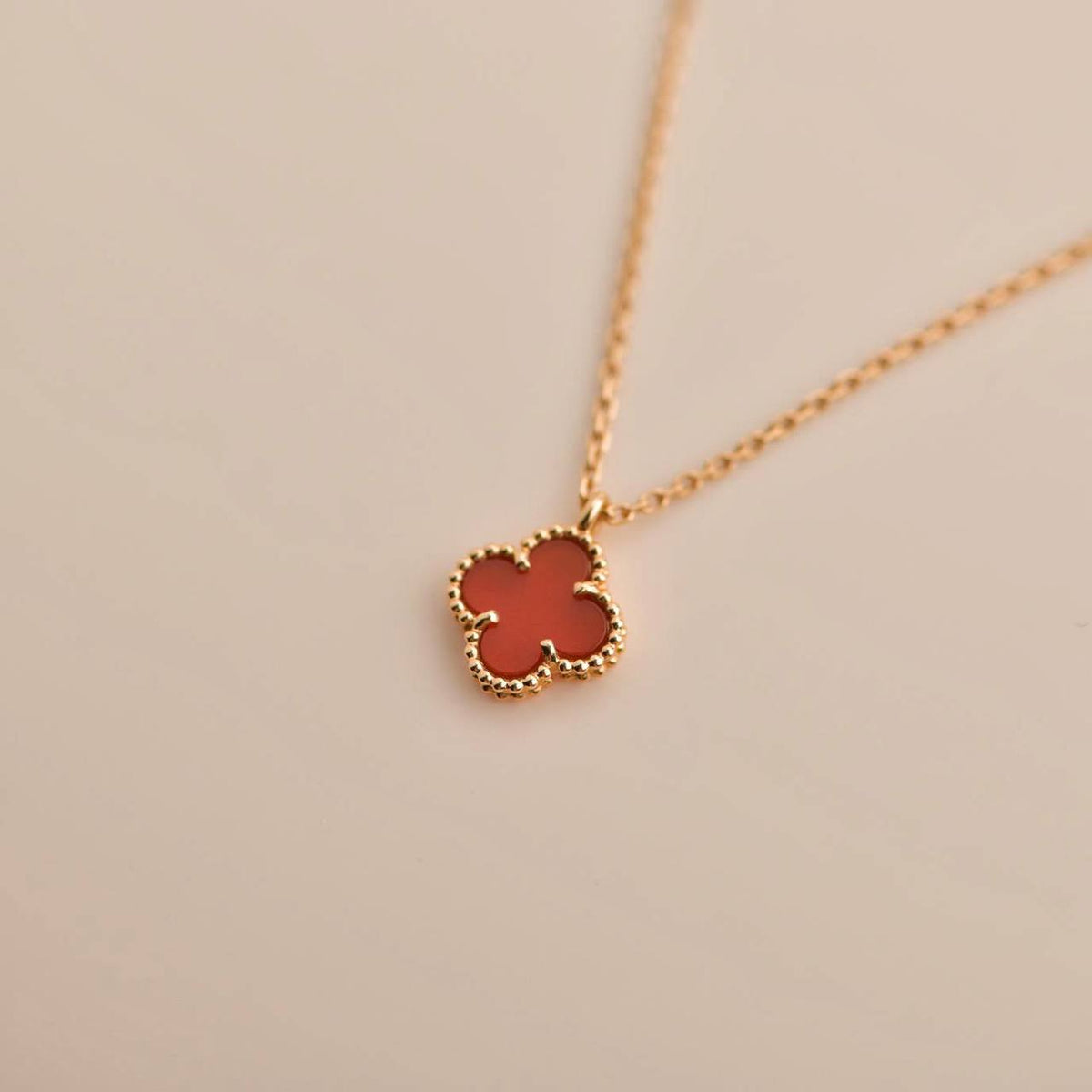 ¡®Aura Jewels¡¯CLOVER MINI 9.5MM WHITE CARNELIANS NECKLACE
