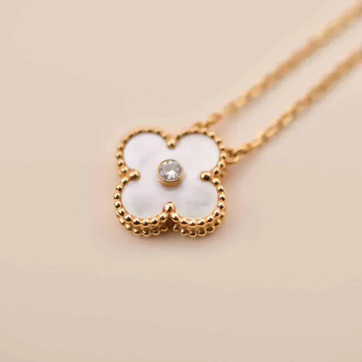 ¡®Aura Jewels¡¯CLOVER 15MM DIAMOND WHITE FRITILLARIA NECKLACE