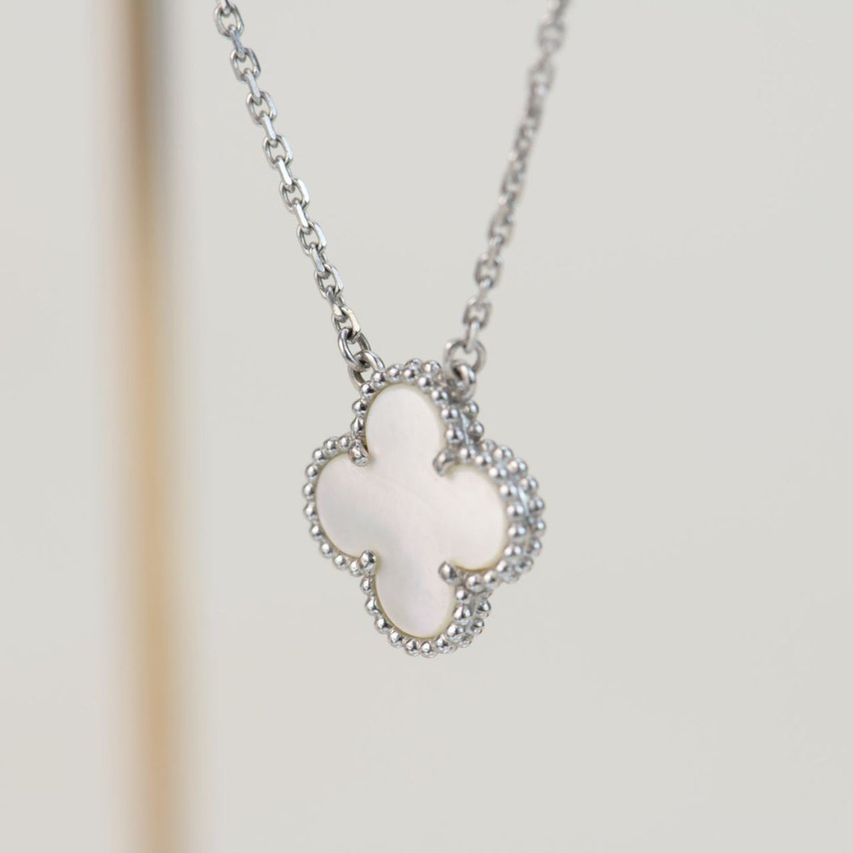 ¡®Aura Jewels¡¯CLOVER  15MM WHITE MOTHER-OF-PEARL SILVER
