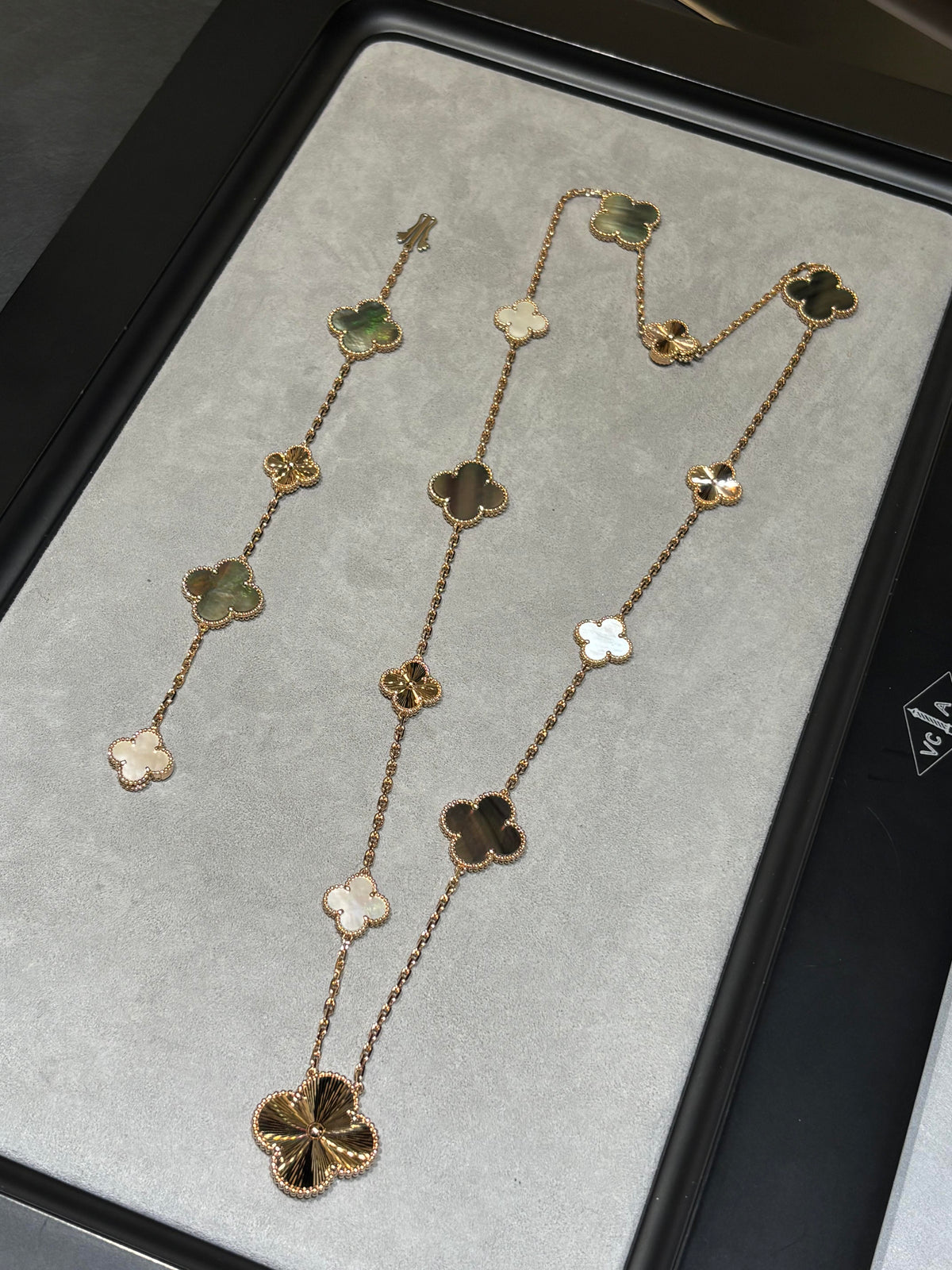 [¡®Aura Jewels¡¯] 25 NEW CLOVER 15 MOTIFS GRAY MOTHER-OF-PEARL