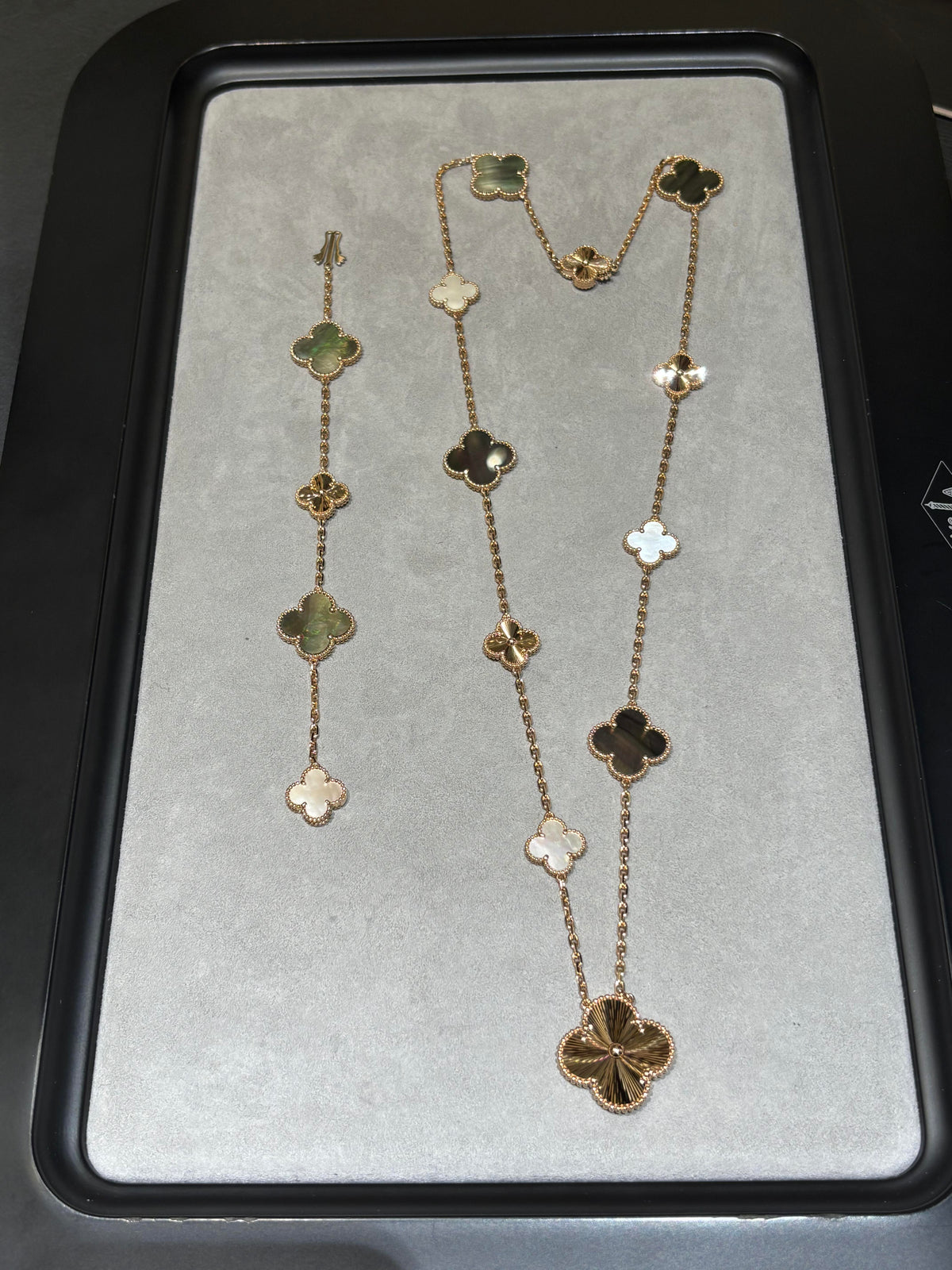 [¡®Aura Jewels¡¯] 25 NEW CLOVER 15 MOTIFS GRAY MOTHER-OF-PEARL