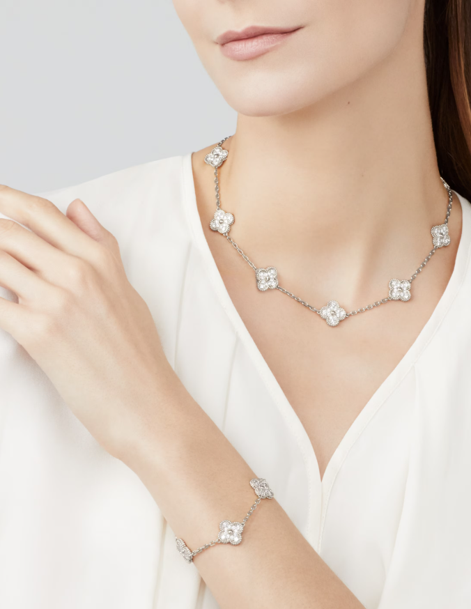 [¡®Aura Jewels¡¯]CLOVER 10 MOTIFS FULL DIAMOND NECKLACE