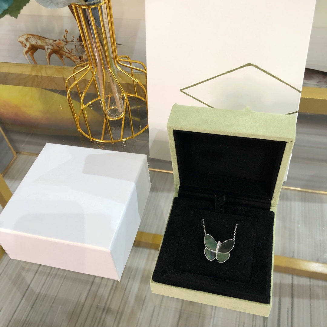 ¡®Aura Jewels¡¯LARGE BUTTERFLY SILVER PENDANT DIAMOND NECKLACE