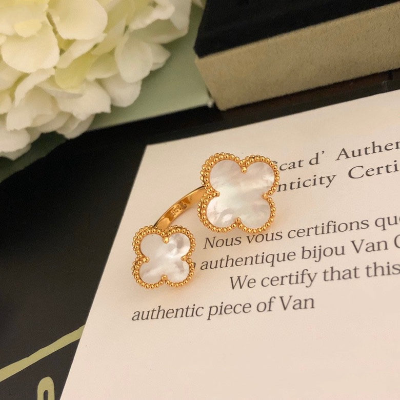 ¡®Aura Jewels¡¯CLOVER BETWEEN THE FINGER RING