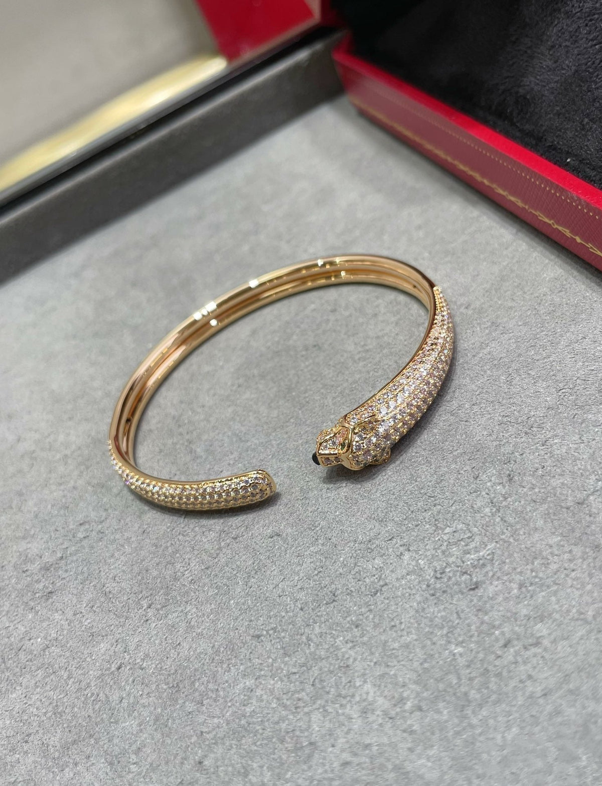 ¡®Aura Jewels¡¯PANTHERE FULL DIAMOND OPEN BRACELET