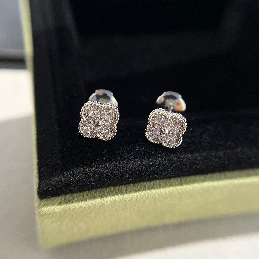 ¡®Aura Jewels¡¯CLOVER MINI DIAMOND STUD EARRINGS