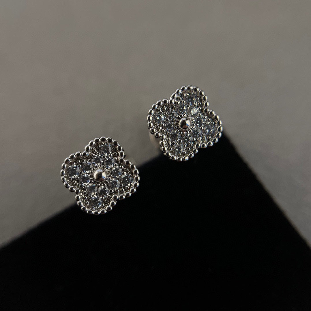 ¡®Aura Jewels¡¯CLOVER MINI DIAMOND STUD EARRINGS