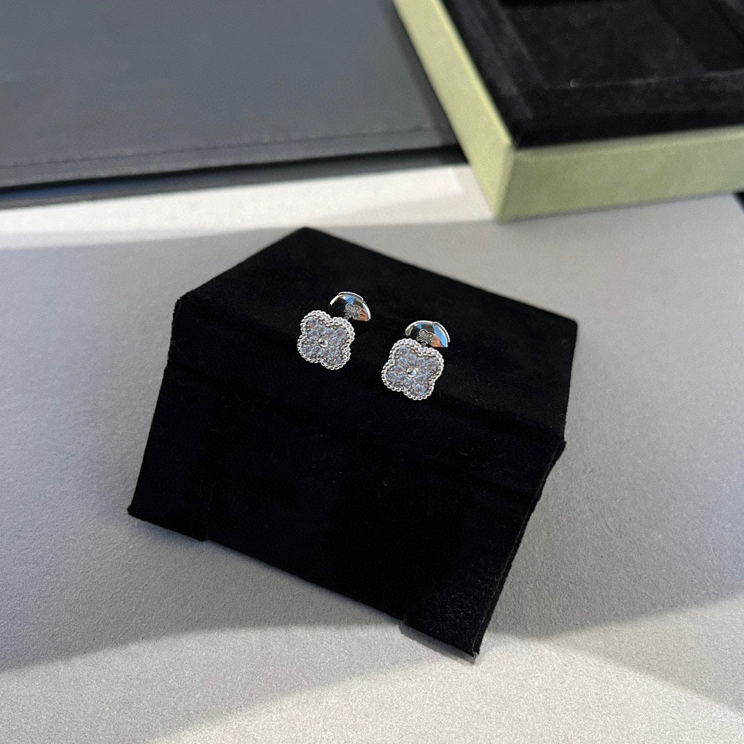 ¡®Aura Jewels¡¯CLOVER MINI DIAMOND STUD EARRINGS